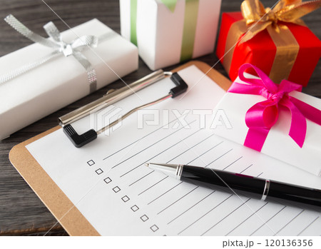 チェックリストとギフトボックス　買い物リスト　用意するプレゼントを書き出す 120136356