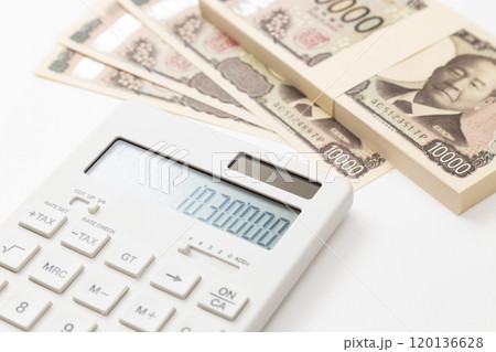 白背景に103万円と電卓 白背景に103万円と電卓 120136628