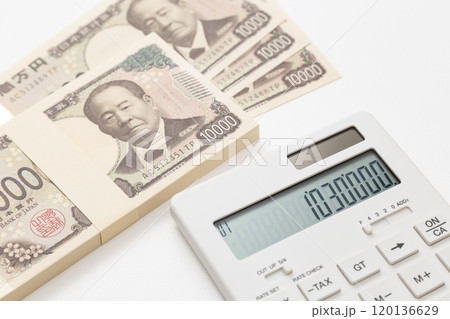 白背景に103万円と電卓 白背景に103万円と電卓 120136629