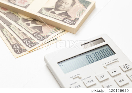白背景に103万円と電卓 白背景に103万円と電卓 120136630