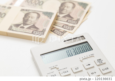 白背景に103万円と電卓 白背景に103万円と電卓 120136631