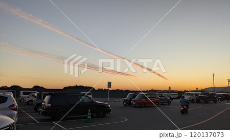 夕焼け　のひこうき雲② 120137073