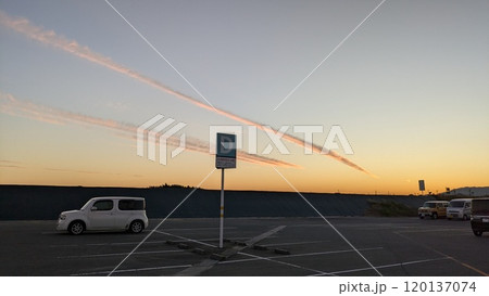 夕焼けの　ひこうき雲① 120137074