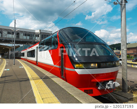新鵜沼駅に停車中の名鉄パノラマsuper 120137193