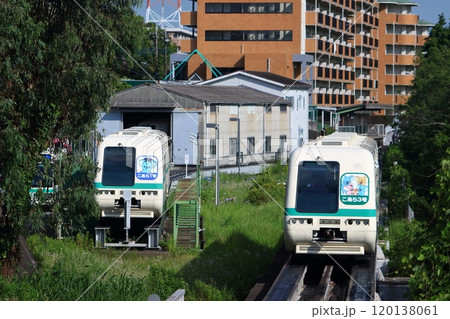 山万ユーカリが丘線の車両基地と運行中の列車 120138061