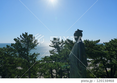高知県桂浜の坂本龍馬像を真横から観た画【11月】逆光 高知県桂浜の坂本龍馬像を真横から観た画【11月】逆光 120138468