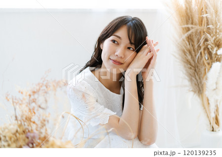 黒髪ロングヘアの若い女性(ビューティーイメージ) 黒髪ロングヘアの若い女性(ビューティーイメージ) 120139235