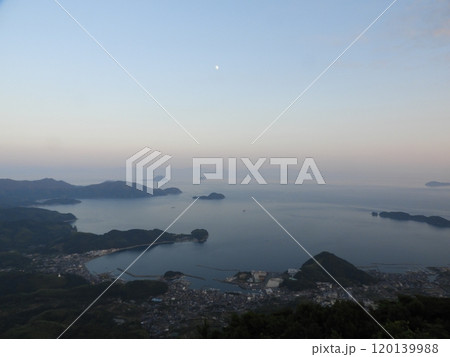 穏やかな夕暮れの海と島々　8月 120139988