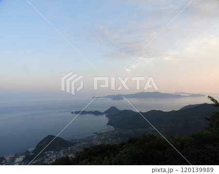 穏やかな夕暮れの海と島々　8月 120139989
