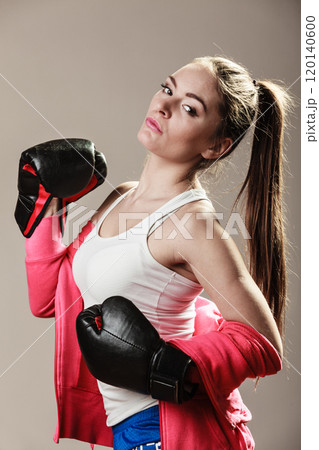 Feminist woman training, boxing. 120140600