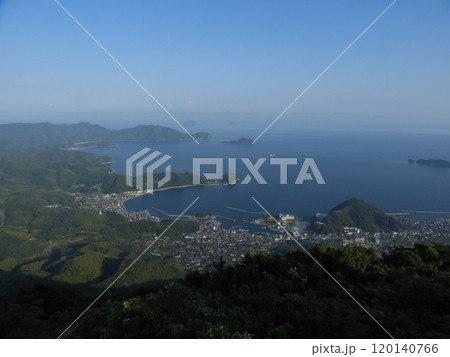 山頂から望む港町と穏やかな海 山頂から望む港町と穏やかな海 120140766