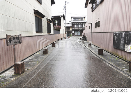 古い城下町 雨の井戸端小径 120141062