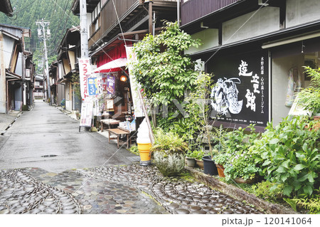 古い城下町 雨の裏路地 120141064