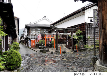 雨の郡上八幡 野中稲荷神社の鳥居 120141068