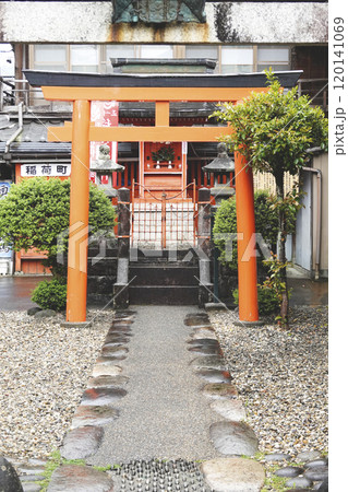 雨の郡上八幡 野中稲荷神社の鳥居 雨の郡上八幡 野中稲荷神社の鳥居 120141069