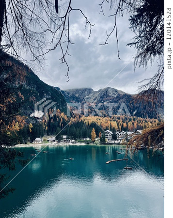 Autumn landscape of Lake Braies. Famous lake in the Dolomites. 120141528