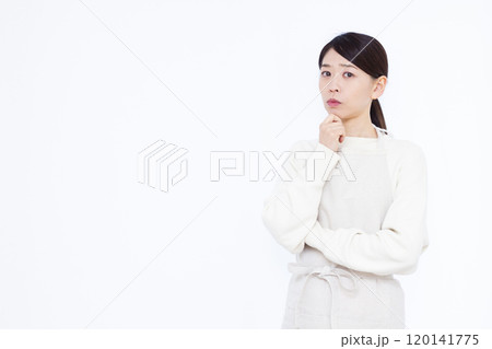 真剣に悩んでいる主婦 真剣に悩んでいる主婦 120141775
