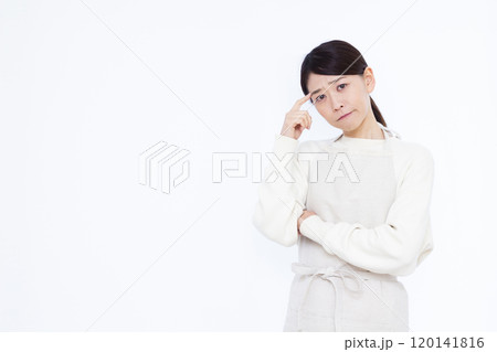 頭を抱えて悩むお母さん 頭を抱えて悩むお母さん 120141816