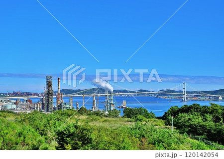 北海道室蘭市の工業地帯と白鳥大橋の風景 北海道室蘭市の工業地帯と白鳥大橋の風景 120142054