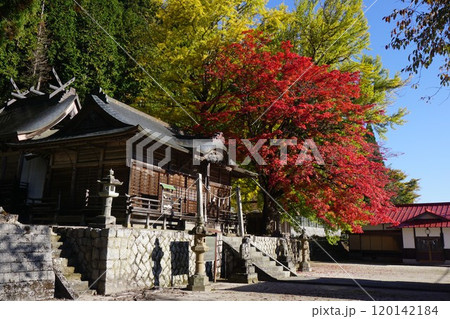 岡山県真庭市蒜山にある「徳山神社」:紅葉の頃 岡山県真庭市蒜山にある「徳山神社」:紅葉の頃 120142184