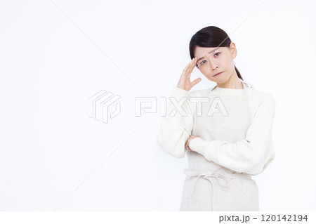 頭を抱えて悩む主婦 120142194