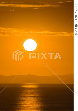 海に沈む夕日 海に沈む夕日 120142257