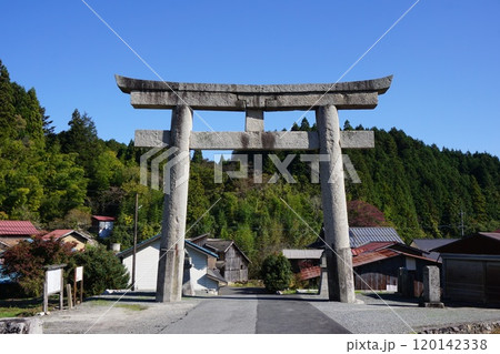 岡山県真庭市蒜山にある「茅部神社（かやべじんじゃ）」：日本一の石鳥居 120142338