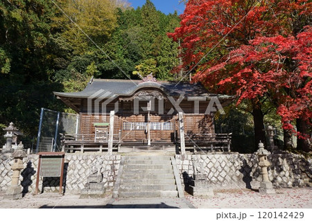 岡山県真庭市蒜山にある「徳山神社」:紅葉の頃 岡山県真庭市蒜山にある「徳山神社」:紅葉の頃 120142429