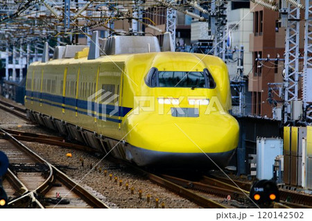 幸せの黄色い新幹線が新横浜駅へ… 東海道新幹線・ドクターイエロー『923形』 120142502