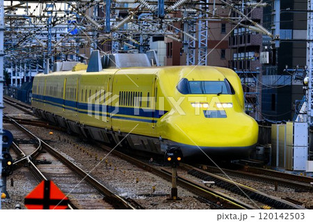 幸せの黄色い新幹線が新横浜駅へ… 東海道新幹線・ドクターイエロー『923形』 120142503