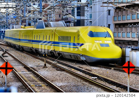 幸せの黄色い新幹線が新横浜駅へ… 東海道新幹線・ドクターイエロー『923形』 120142504