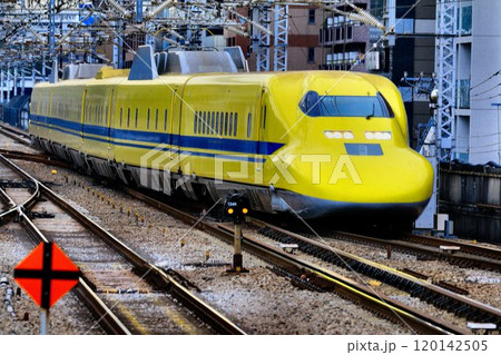 幸せの黄色い新幹線が新横浜駅へ… 東海道新幹線・ドクターイエロー『923形』 幸せの黄色い新幹線が新横浜駅へ… 東海道新幹線・ドクターイエロー『923形』 120142505