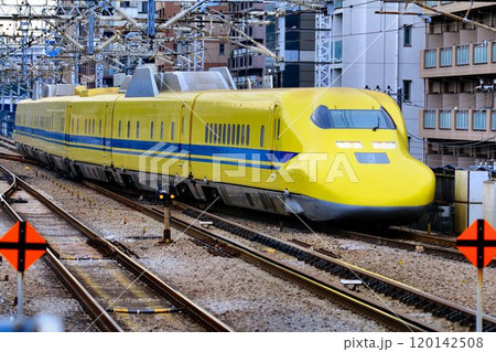 幸せの黄色い新幹線が新横浜駅へ… 東海道新幹線・ドクターイエロー『923形』 幸せの黄色い新幹線が新横浜駅へ… 東海道新幹線・ドクターイエロー『923形』 120142508