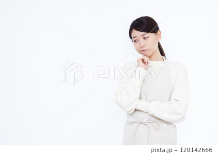 悩んでいるお母さん 悩んでいるお母さん 120142666