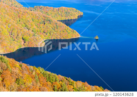 中禅寺湖の紅葉　奥日光の風景 120143628