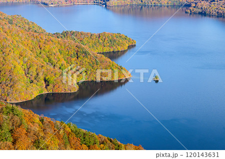 中禅寺湖の紅葉　奥日光の風景 120143631