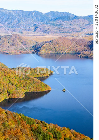 中禅寺湖の紅葉　奥日光の風景 120143632