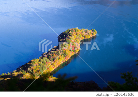 中禅寺湖の紅葉　奥日光の風景 120143636
