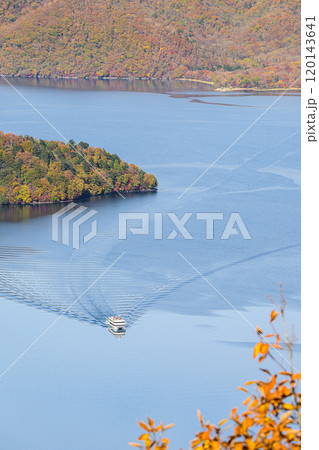 中禅寺湖の紅葉　奥日光の風景 120143641