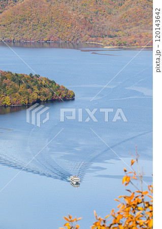 中禅寺湖の紅葉　奥日光の風景 120143642