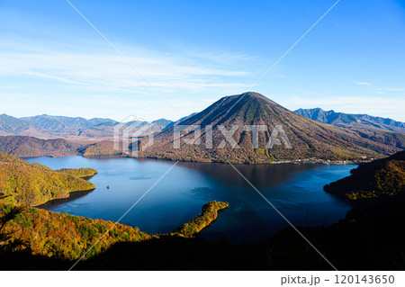 中禅寺湖の紅葉　奥日光の風景 120143650