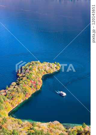 中禅寺湖の紅葉　奥日光の風景 120143651
