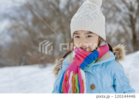 雪の公園で遊ぶ女の子 雪の公園で遊ぶ女の子 120144446