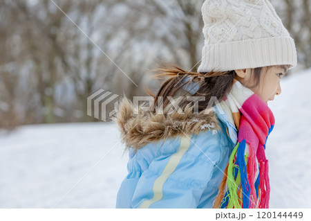 雪の公園で遊ぶ女の子 120144449