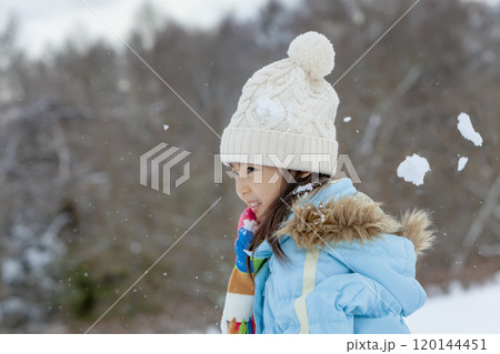 雪の公園で遊ぶ女の子 120144451