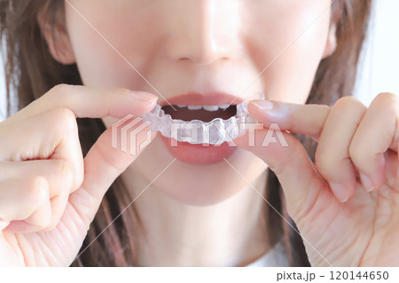 歯科用マウスピースを装着する女性 120144650
