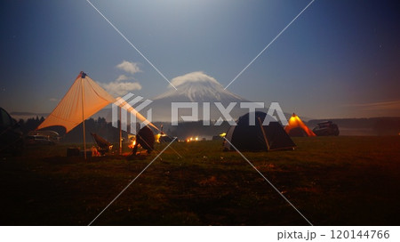 冬のふもとっぱらキャンプ場の夜空 120144766