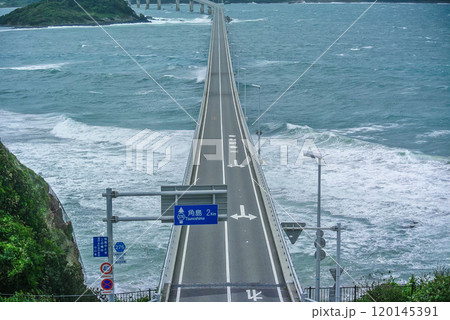 曇りの角島大橋 120145391