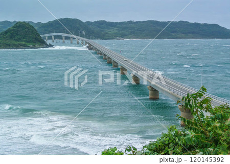 曇りの角島大橋 120145392
