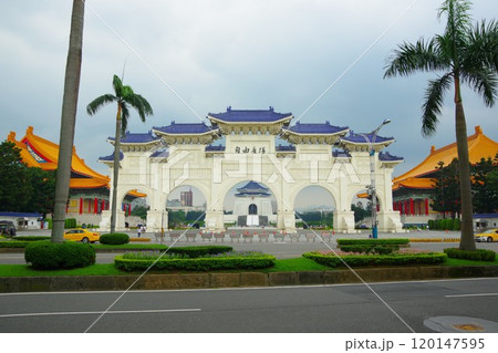 台湾の観光スポット「中正紀念堂」前の「自由広場」 120147595